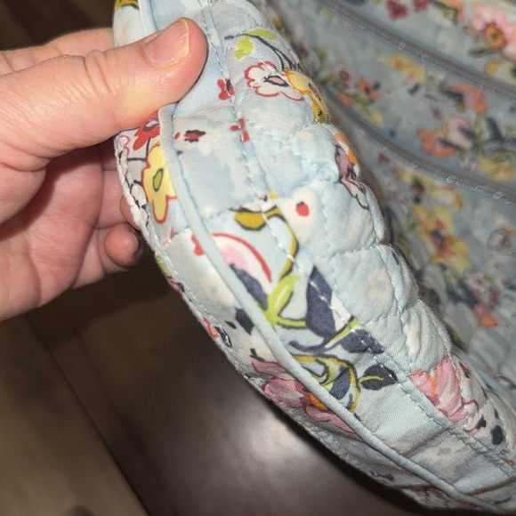 Vera Bradley light blue flower pattern triple zip crossbody purse - Picture 5 of 17